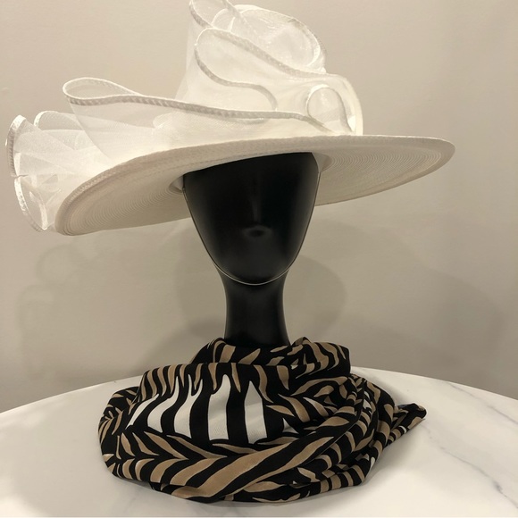 Accessories - Stunning White hat with a bow: chin band; 100% polypropylene.